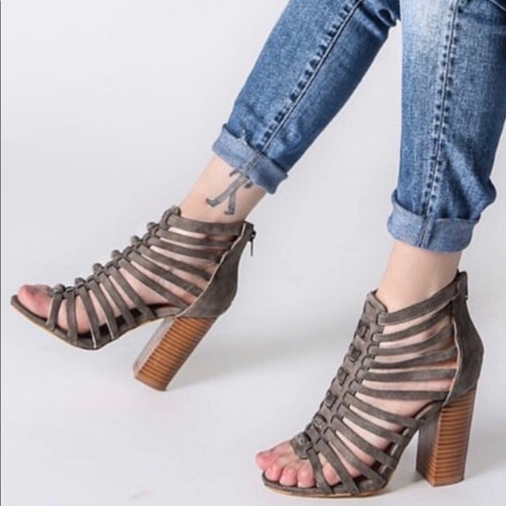 NEW**Ladies high top straps chunky heels sandal - Picture 2 of 3